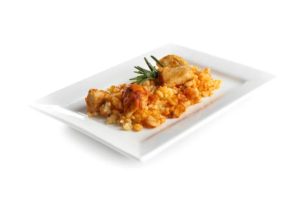 Placa com arroz saboroso e frango no fundo branco — Fotografia de Stock