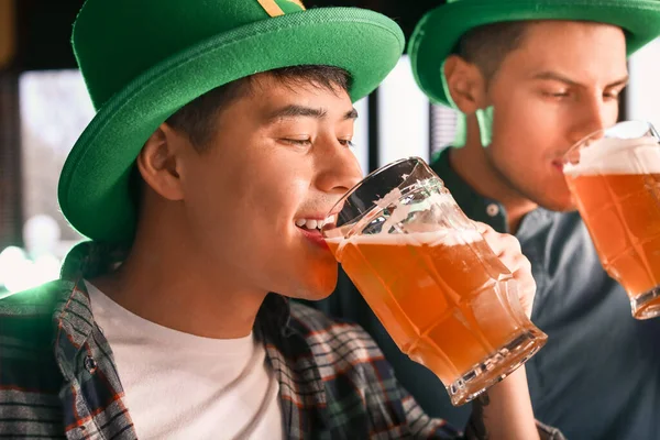 Jeune homme asiatique célébrant la Saint-Patrick au pub — Photo