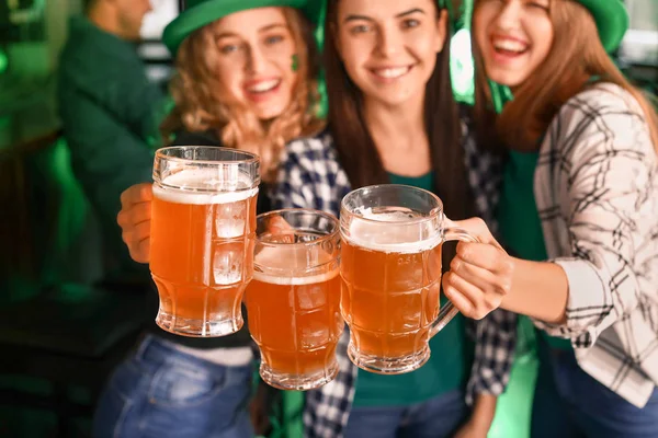 Νεαρές γυναίκες με μπύρα γιορτάζουν την ημέρα του Αγίου Πατρικίου στην παμπ — Φωτογραφία Αρχείου