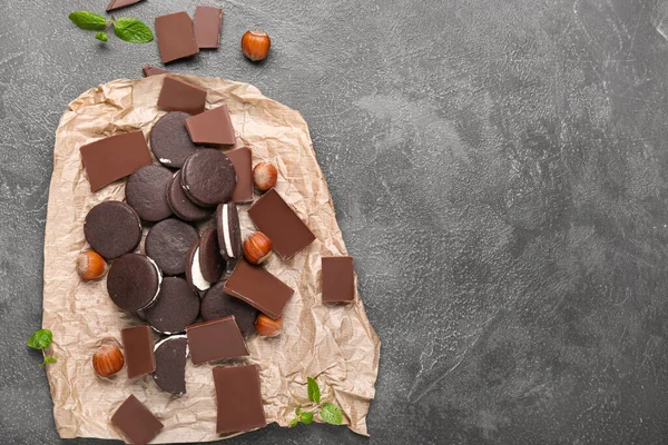 Leckere Schokoladenkekse mit Nüssen auf dunklem Hintergrund — Stockfoto