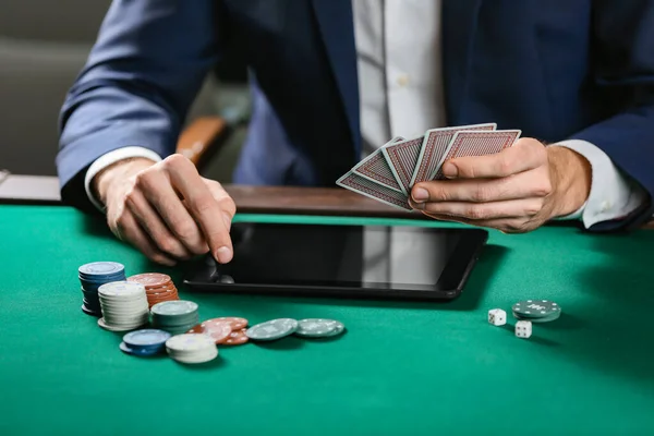 Man with tablet computer playing poker online, closeup — Stock Photo, Image