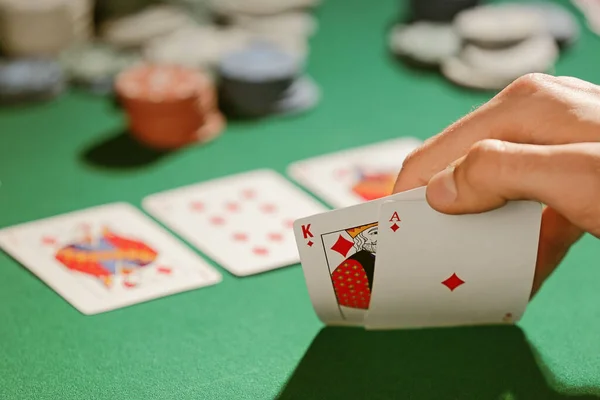 Man playing poker in casino, closeup — ストック写真