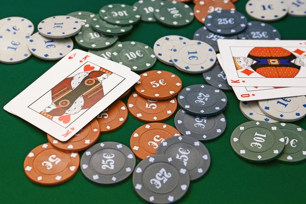 Chips and playing cards for gambling games on table in casino — ストック写真