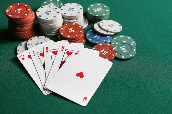 Chips e cartas de jogo para jogos de azar na mesa no cassino — Fotografia de Stock