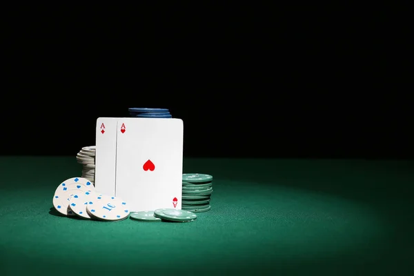 Fichas y naipes para juegos de azar en la mesa en el casino — Foto de Stock