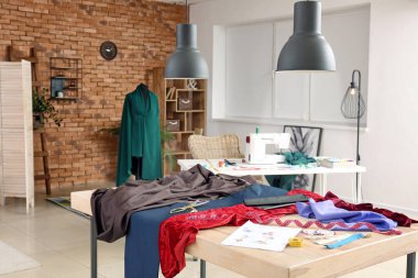 Terzi işyerine sahip modern atölyenin iç mimarisi.