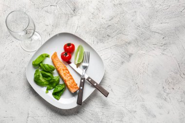 Plaka beyaz zemin üzerine lezzetli pişmiş somon ile