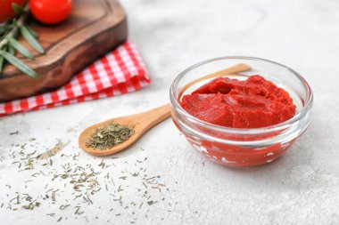 Beyaz masada leziz domates soslu bir kase.