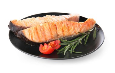 Plaka beyaz zemin üzerine lezzetli pişmiş somon ile