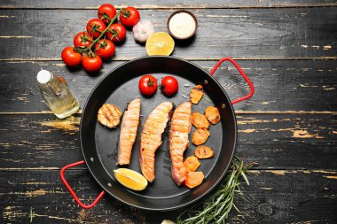 Lezzetli pişmiş somon ve sebzeli tava.