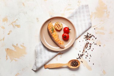 Plaka beyaz zemin üzerine lezzetli pişmiş somon ile