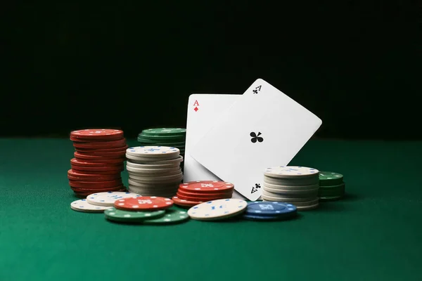 Фишки и игральные карты для азартных игр на столе в казино — стоковое фото