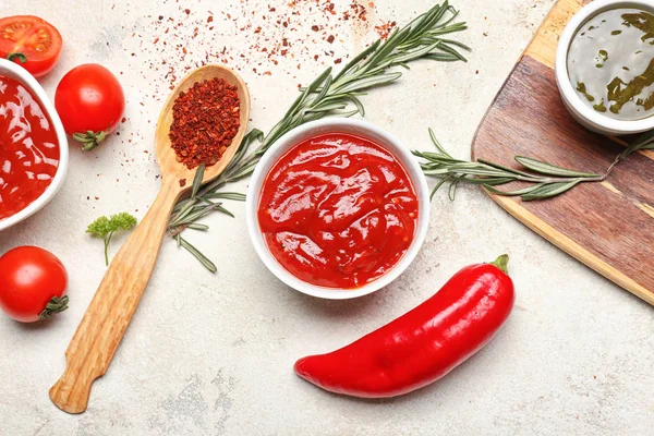 Différentes sauces savoureuses sur fond blanc — Photo