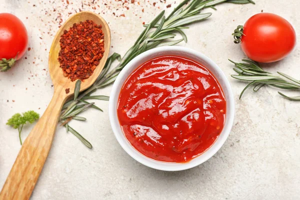 Cuenco con sabrosa salsa de tomate sobre fondo blanco — Foto de Stock