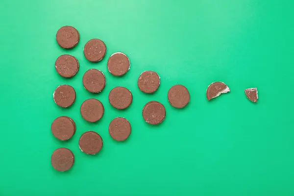 Tasty chocolate cookies on color background — Stock Photo, Image