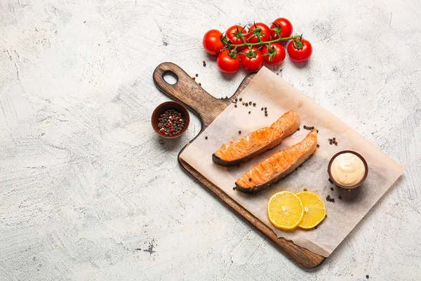 Bord met lekkere gekookte zalm en saus op witte achtergrond — Stockfoto