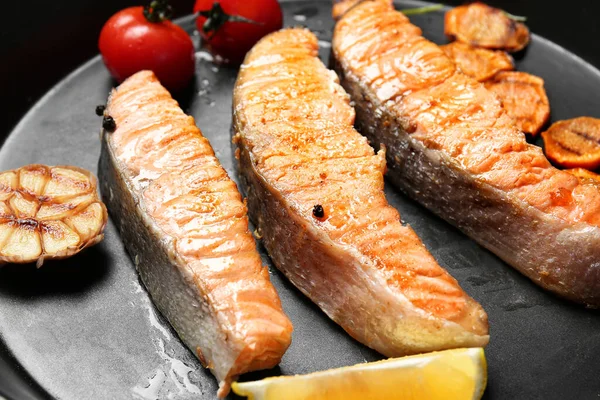 Sartén con sabroso salmón y verduras cocidas, primer plano —  Fotos de Stock