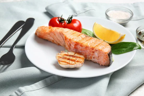 Bord met lekkere gekookte zalm op tafel — Stockfoto