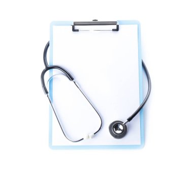 Beyaz arka planda steteskop olan bir pano. Kardiyoloji kavramı