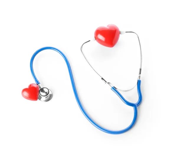 白い背景に聴診器と心。心臓病の概念 — ストック写真