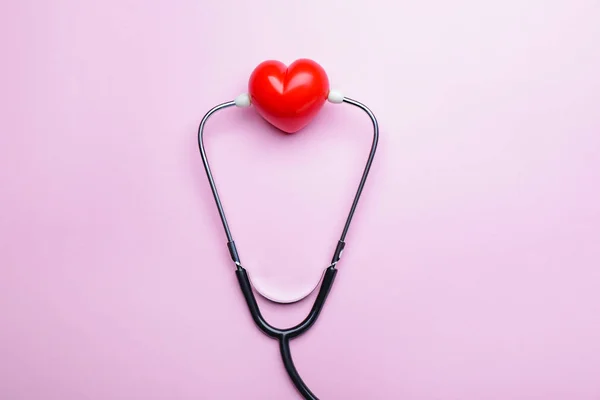 Steteskop ve kalp renkte. Kardiyoloji kavramı — Stok fotoğraf