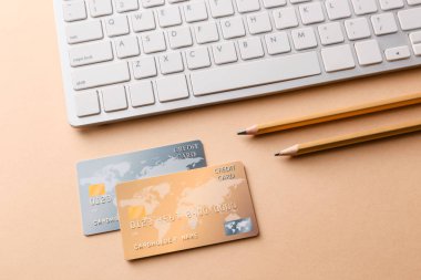 Renkli arkaplanda bilgisayar klavyesi olan kredi kartları. Çevrimiçi bankacılık kavramı