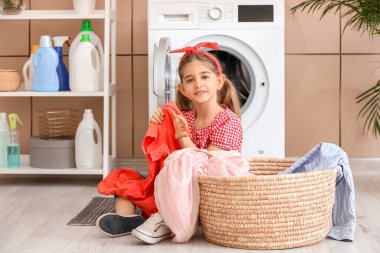 Evde çamaşırları olan küçük bir ev hanımı.