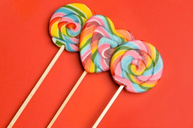 Renkli arka planda lezzetli lolipoplar