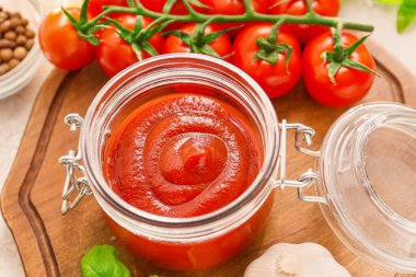 Masada domates soslu kavanoz.