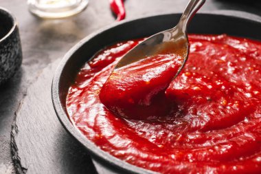 Domates soslu tava, yakın plan.