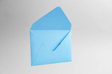 Gri arkaplanda kağıt zarf