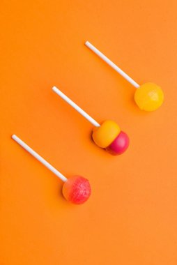 Renkli arka planda lezzetli lolipoplar