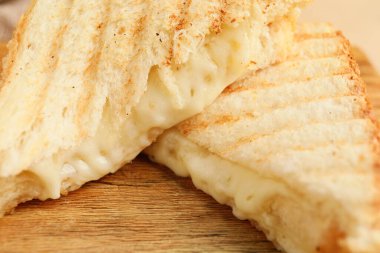 Tahtada peynirli lezzetli sandviçler, yakın plan.