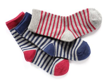 Beyaz arka planda pamuk çoraplar