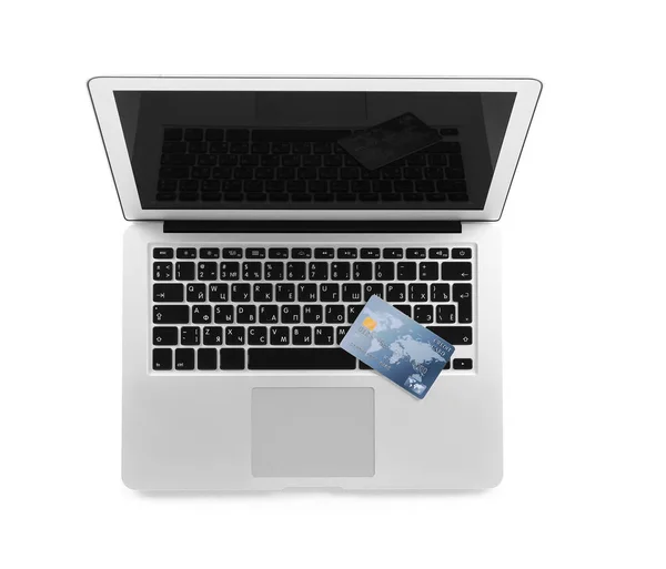 Cartão de crédito com laptop em fundo branco. Conceito de banco online — Fotografia de Stock