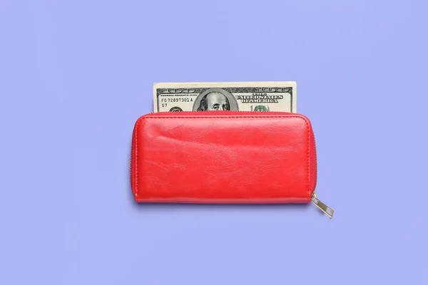 Бумажник с деньгами на цветном фоне. Концепция экономии — стоковое фото