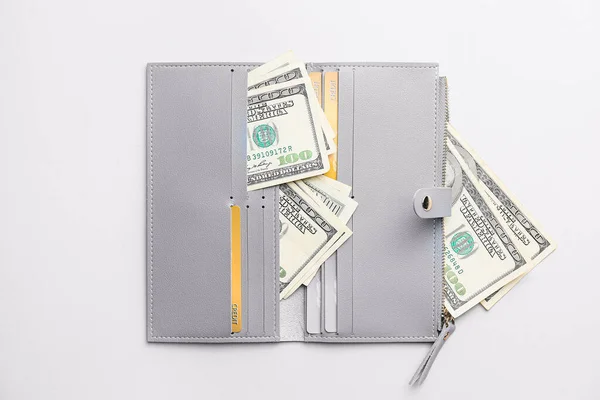 Portfel z pieniędzmi i kartami kredytowymi na białym tle. Koncepcja oszczędności — Zdjęcie stockowe