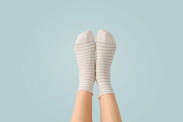 Pernas de mulher jovem em meias em fundo de cor — Fotografia de Stock