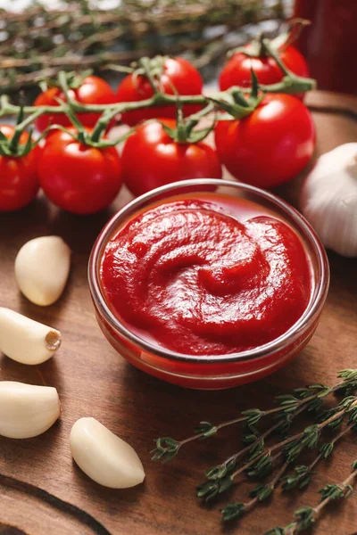 Masada domates soslu kase. — Stok fotoğraf