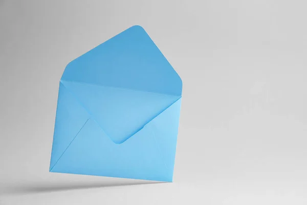 Envelope de papel em fundo cinza — Fotografia de Stock
