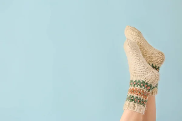 Pernas de mulher jovem em meias de malha quentes no fundo de cor — Fotografia de Stock
