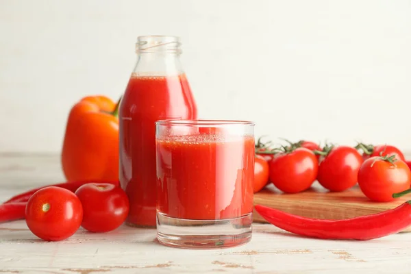 Glas und Flasche frischer Gemüsesaft auf dem Tisch — Stockfoto