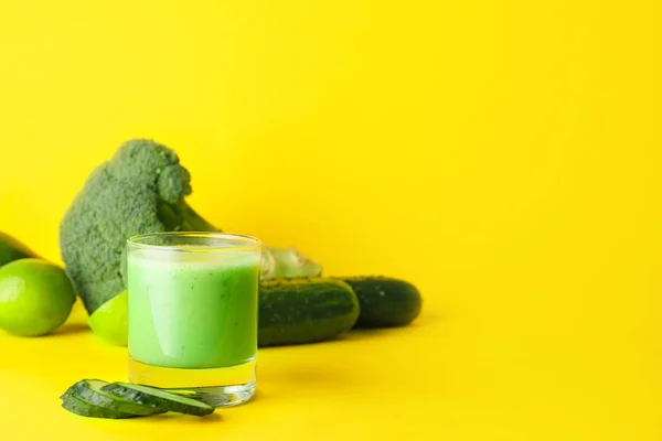 Verre de jus de légumes frais sur fond de couleur — Photo