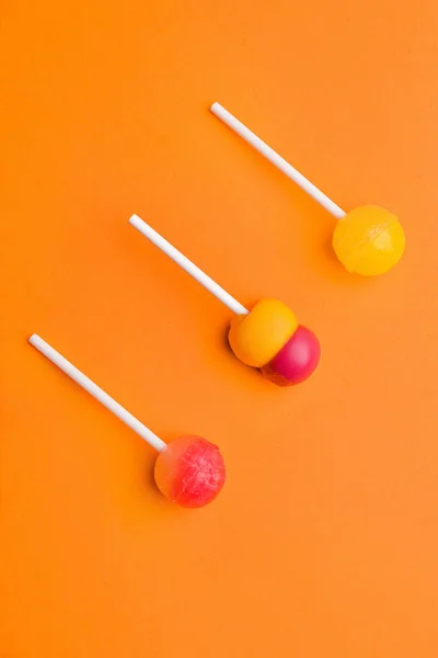 Lollipops saborosos no fundo da cor — Fotografia de Stock