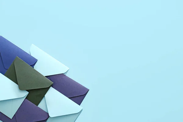 Паперові конверти на кольоровому фоні — стокове фото
