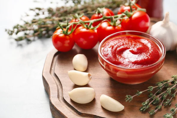 Schüssel mit Tomatensauce und Zutaten auf dem Tisch — Stockfoto
