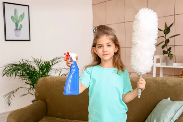 Kleine huisvrouw met schoonmaak benodigdheden thuis — Stockfoto