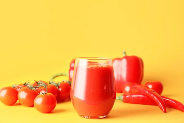 Glass of fresh vegetable juice on color background — Stock Photo, Image