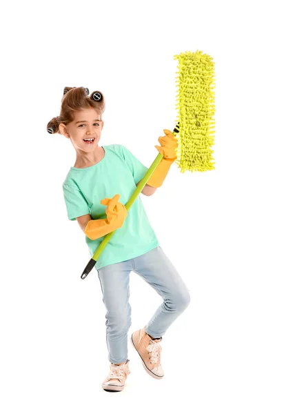 Pequena dona de casa com escova de chão no fundo branco — Fotografia de Stock