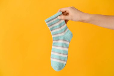 Arka planda çorap olan kadın eli